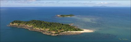 Stephens Island and Sisters Island - QLD (PBH4 00 14085)